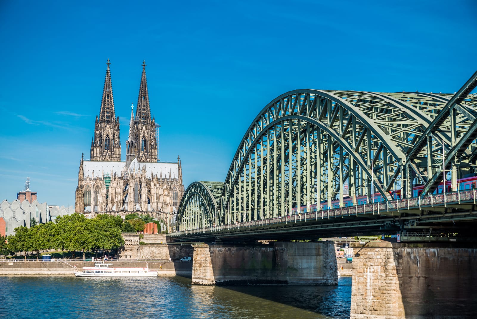 Der Kölner Dom und die Hohenzollernbrücke über dem Rhein