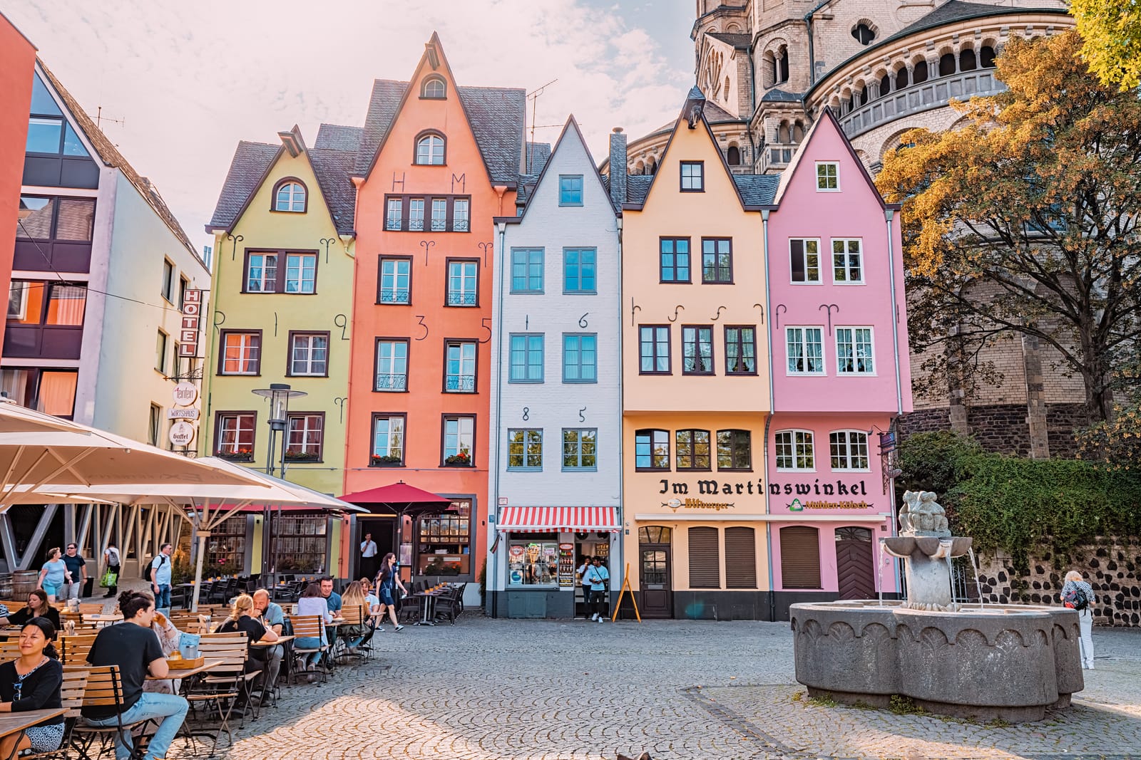 Bunte Giebelhäuser und Café-Terrassen am Fischmarkt, dahinter Groß St. Martin